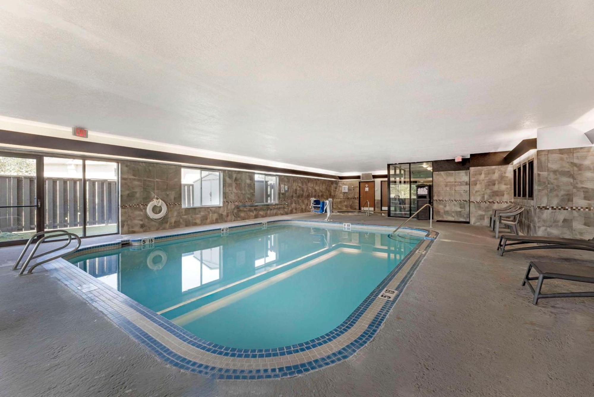 Comfort Suites Near Vancouver Mall Екстериор снимка