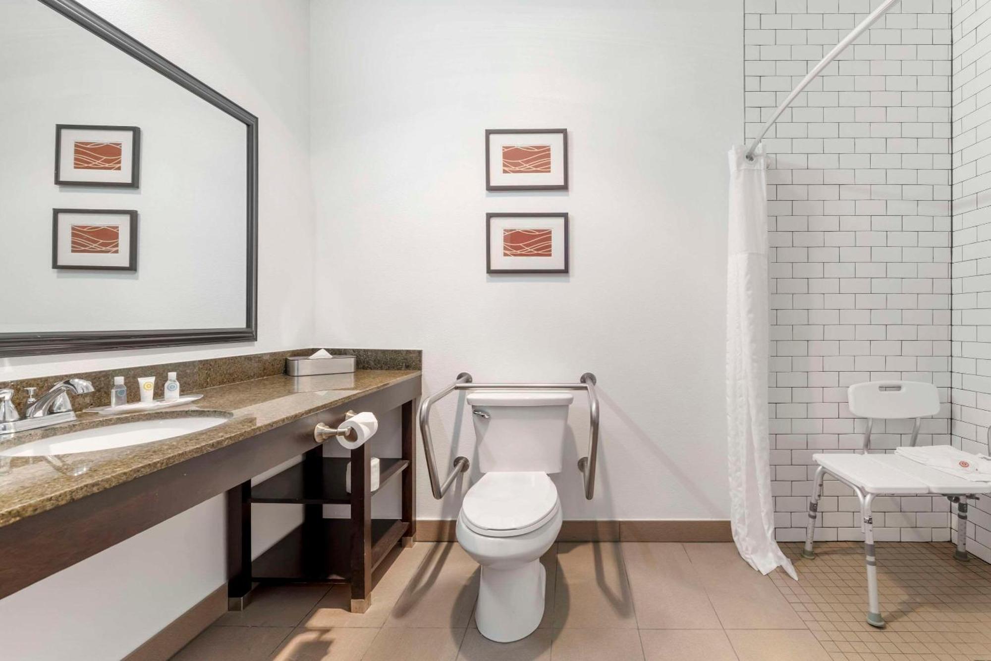 Comfort Suites Near Vancouver Mall Екстериор снимка