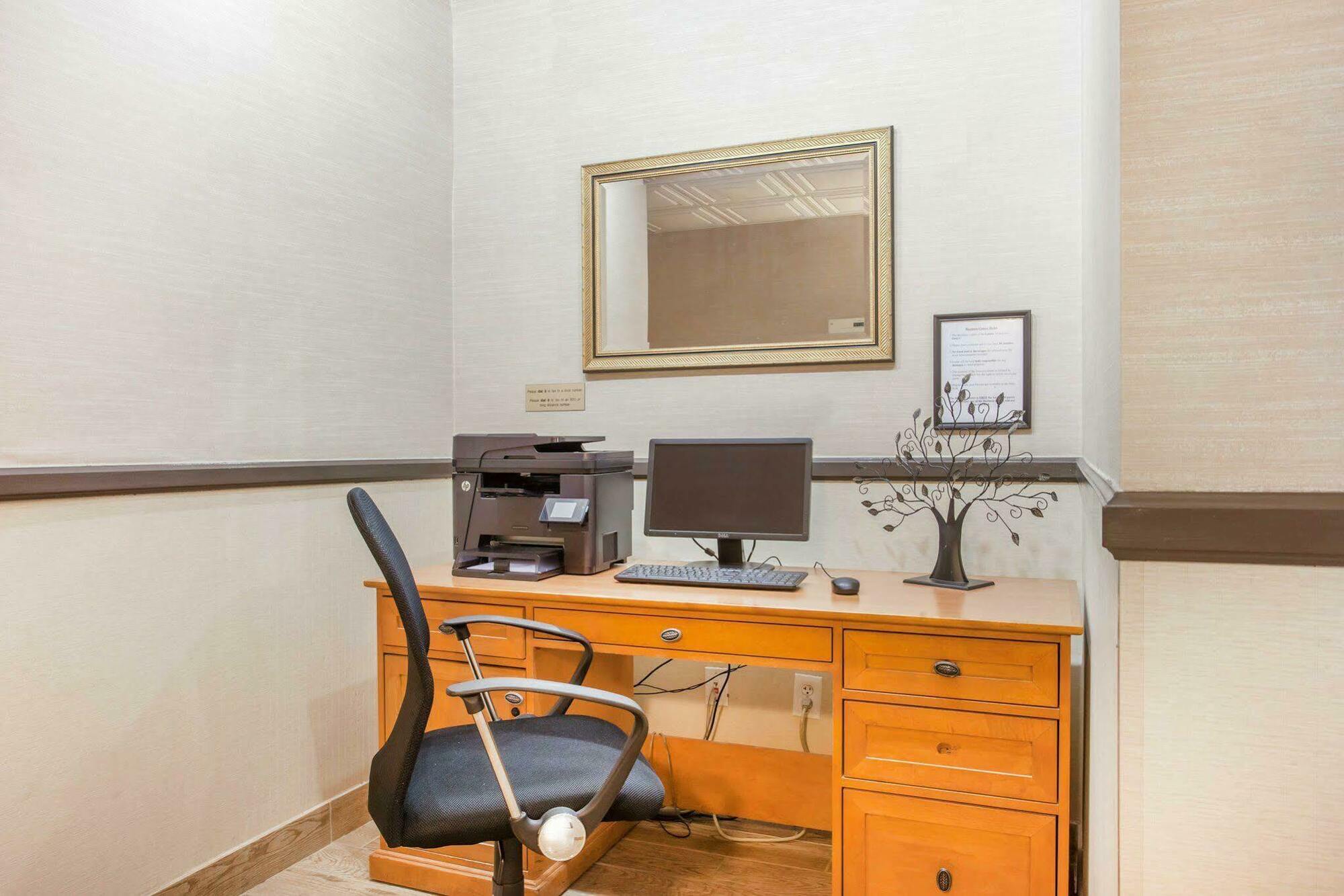 Comfort Suites Near Vancouver Mall Екстериор снимка